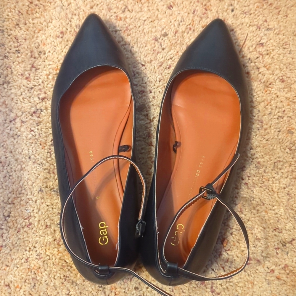 Gap 8.5 flats with ankle strap